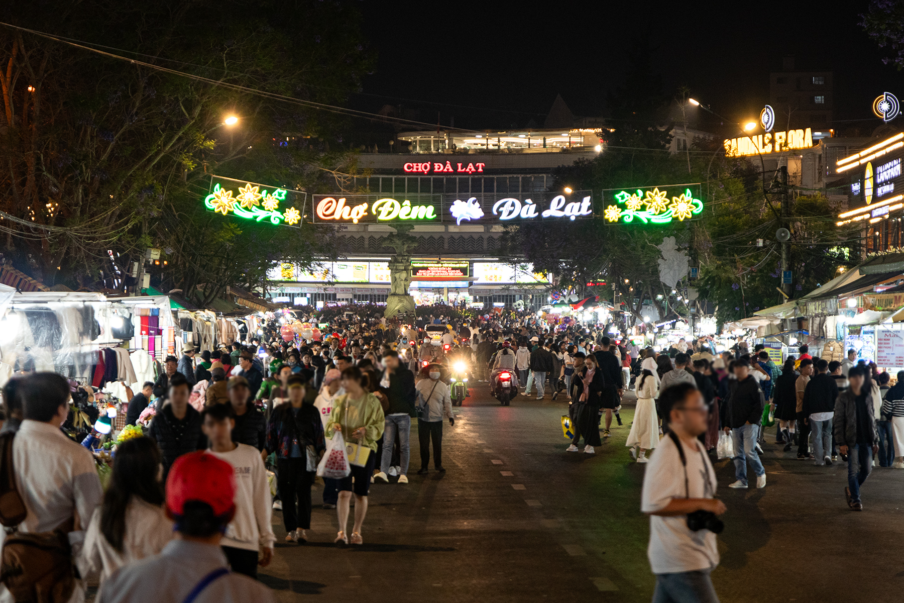 Things to Do in Da Lat at Night: Night Market, Lake Walks and E-Gaming