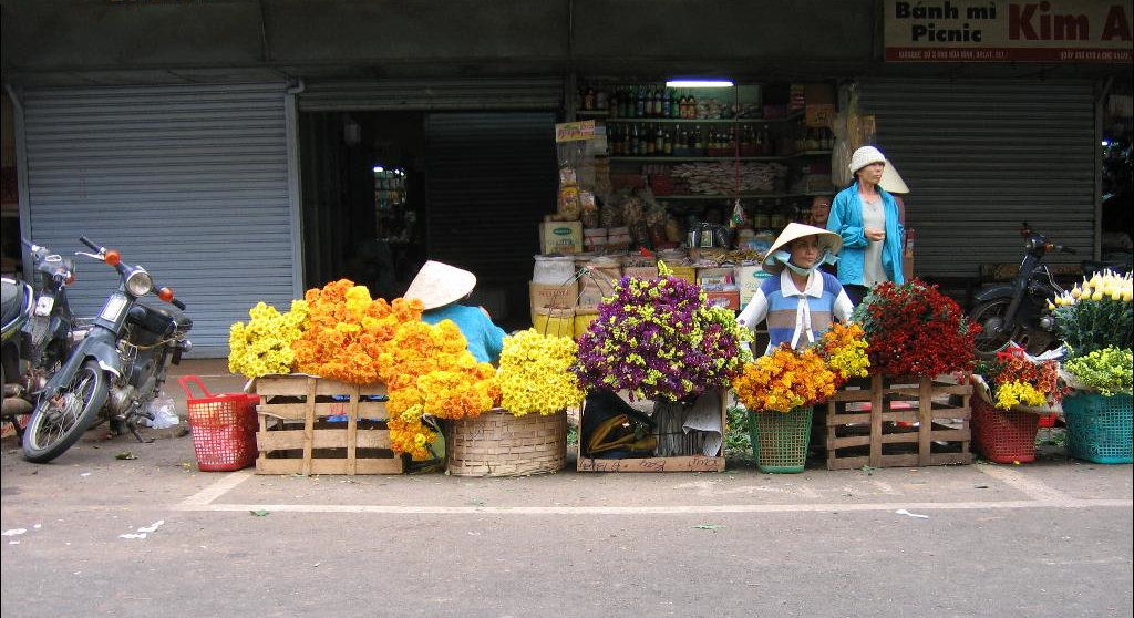 Flower vendors at a Da Lat market · 2006 · reference photograph