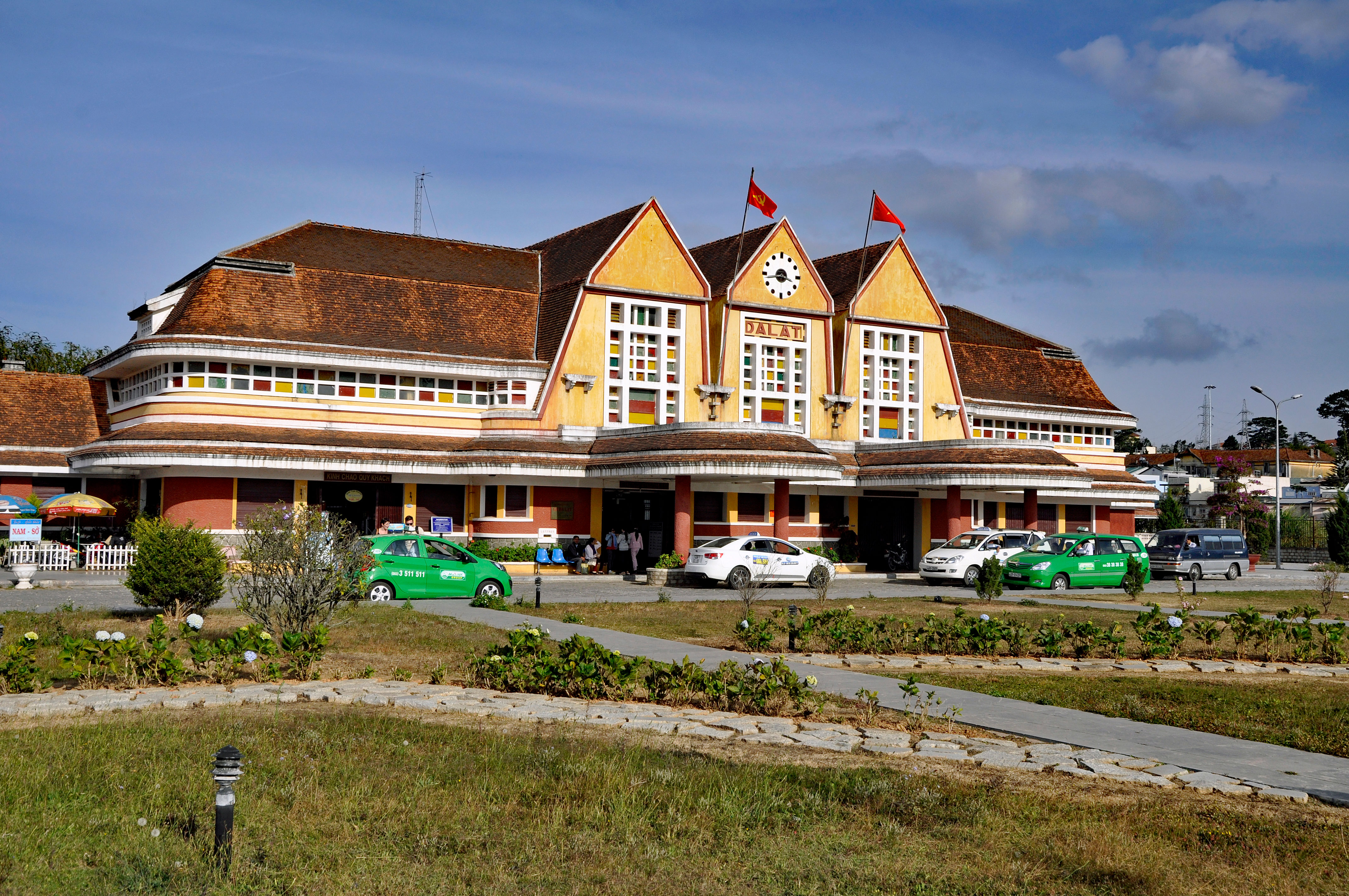 Da Lat railway station exterior — P. Hughes, CC BY 4.0